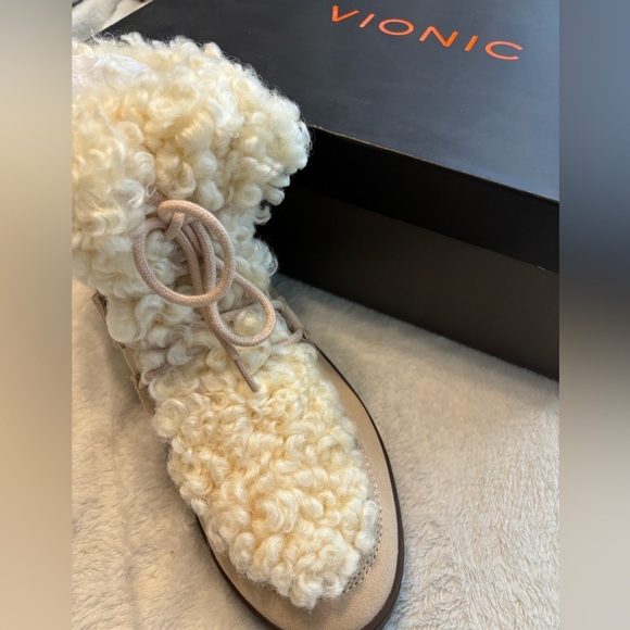 NIB Vionic Orthopedic Neutral Fuzzy Sherpa Boots - Picture 8 of 11